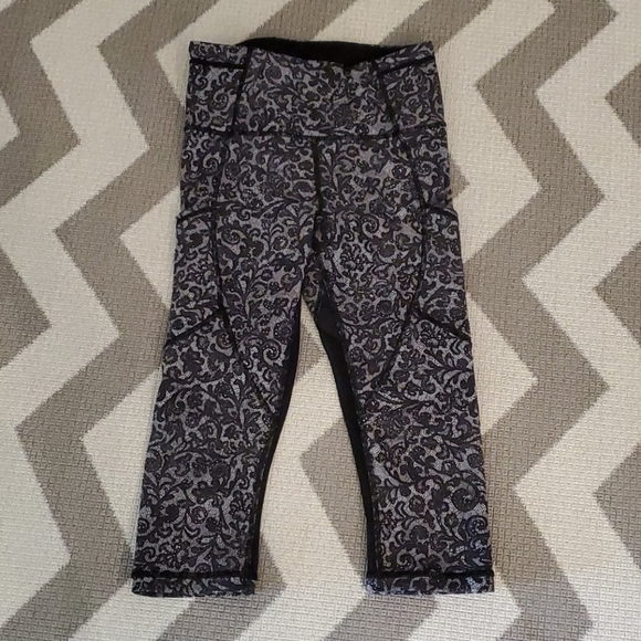 Lululemon Outrun 17" Crop Leggings - Picture 8 of 15